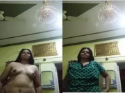 DESI BHABHI SHOWS HER BOOBS