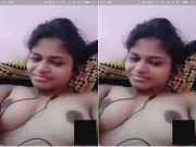 Desi girl Shows her Boobs